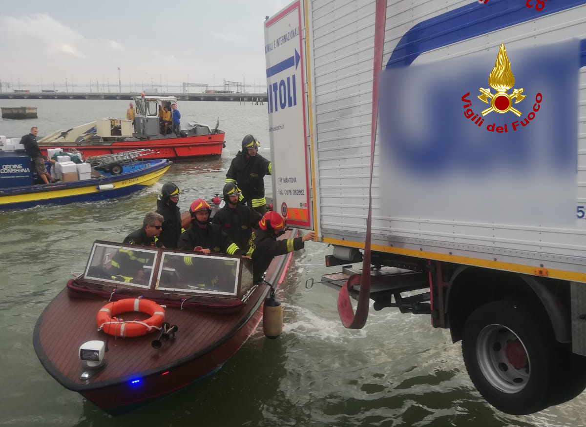 CAMION RISCHIA DI CADERE IN LAGUNA: SALVATO DAI VIGILI DEL FUOCO